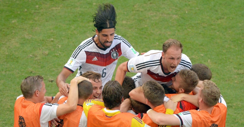 Jogadores da Alemanha vão comemorar com o banco de reservas após o segundo gol marcado por Mats Hummels