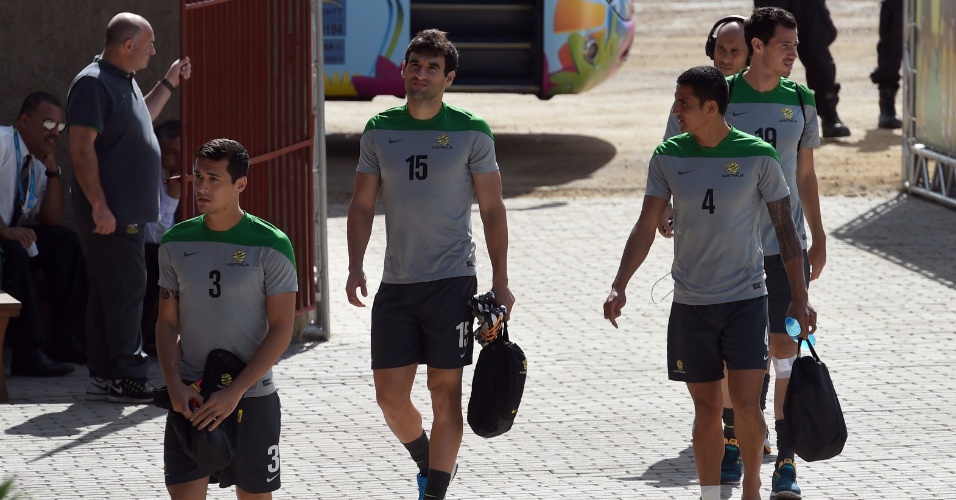 Jogadores da Austrália chegam ao campo de treinamento em Vitória para o treino desta segunda-feira