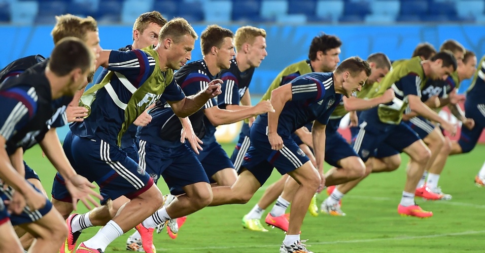 Jogadores da Rússia realizam treino físico em Cuiabá antes de parte contra a Coreia do Sul, nesta terça-feira