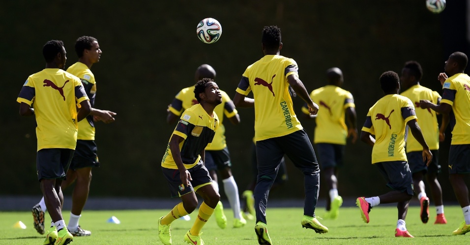 16.jun.2014 - Jogadores de Camarões treinam na manhã desta segunda-feira em Vitória