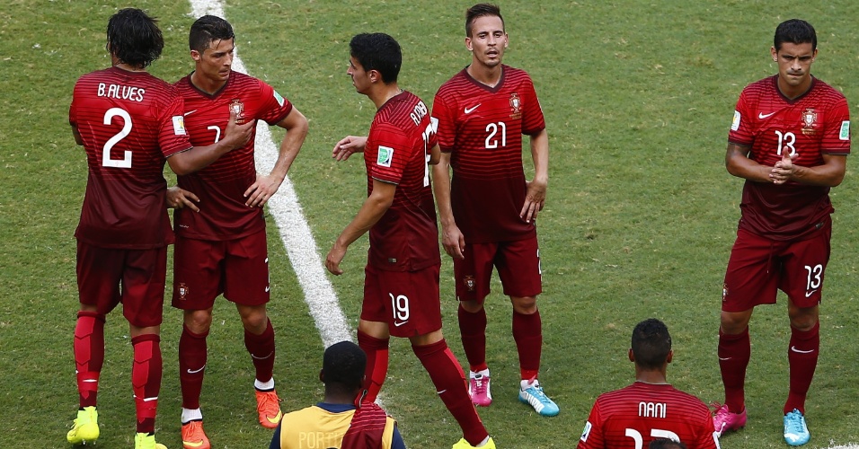 Jogadores de Portugal ficam cabisbaixos após goleada de 4 a 0 para a Alemanha