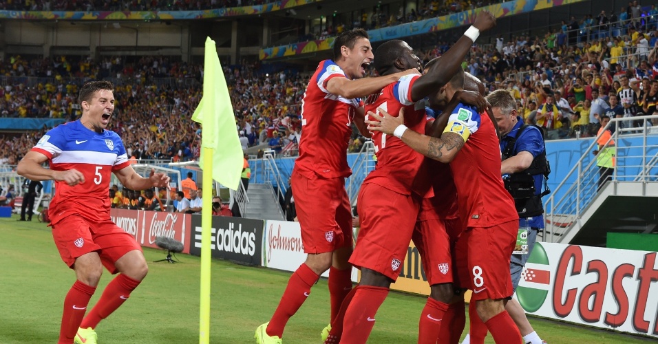 16.jun.2014 - Jogadores dos EUA comemoram após a seleção abrir o placar contra Gana com menos de 30 segundos de jogo