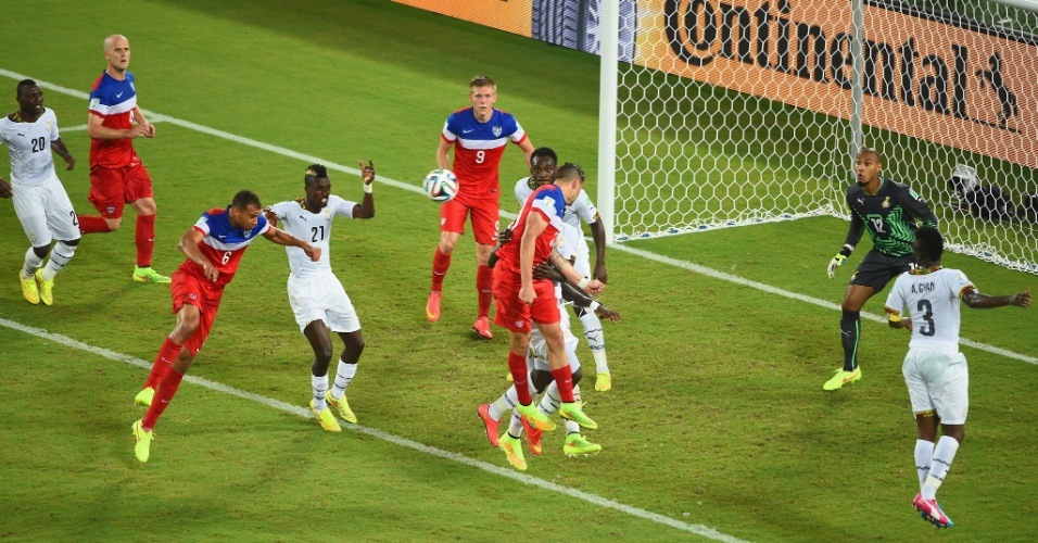 16.jun.2014 - John Brooks se prepara para cabecear antes de dar o gol da vitória para os EUA contra Gana, na Arena das Dunas