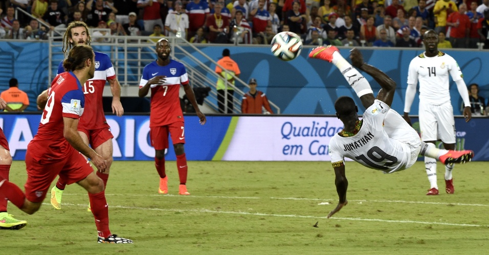16.jun.2014 - Jonathan Mensah tenta marcar de bicicleta, mas não consegue impedir a derrota de Gana para os EUA