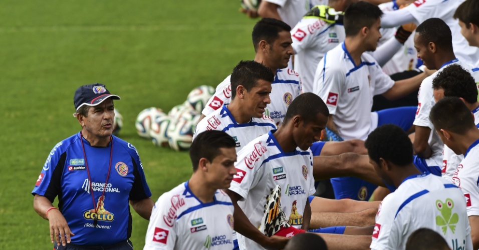 16.jun.2014 - Jorge Luis Pinto, treinador colombiano da Costa Rica, comanda treino da Costa Rica nesta segunda-feira