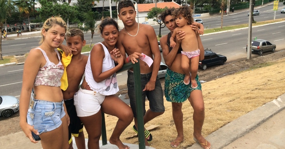 Jovens da favela Oitão Preto acompanham de perto a rotina da seleção brasileira em Fortaleza. Mas sem qualquer acesso