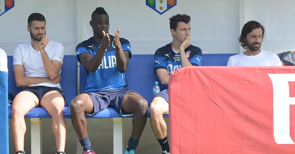 Mario Balotelli gesticula durante treino da seleção da Itália, em Mangaratiba