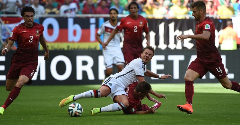 Mario Goetze cai na área após ser puxado e o árbitro marca pênalti para a Alemanha na partida contra Portugal