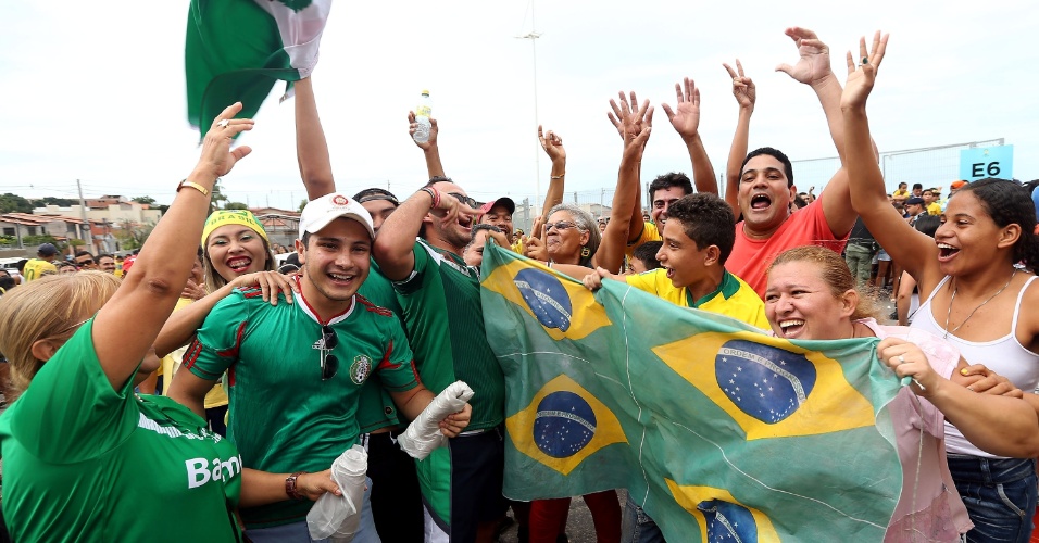 Mexicanos e brasileiros se unem em festa do lado de fora do Castelão antes de treinamento da seleção brasileira. Brasil e México se enfrentam nesta terça-feira, em Fortaleza