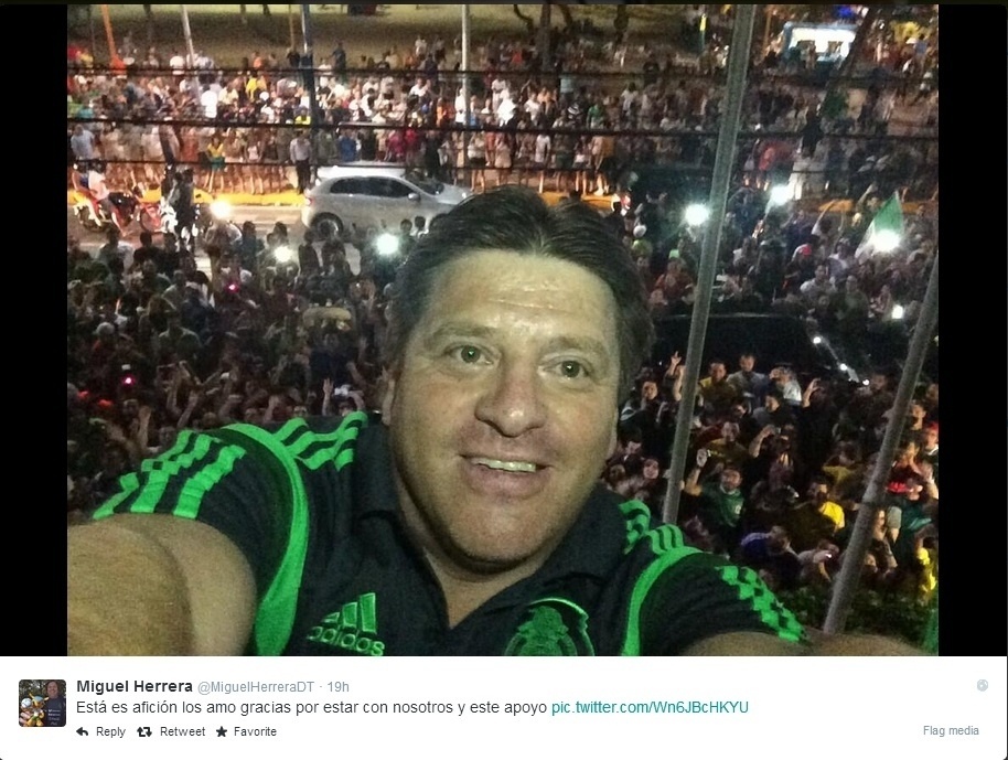 Miguel Herrera faz selfie para agradecer apoio dos torcedores