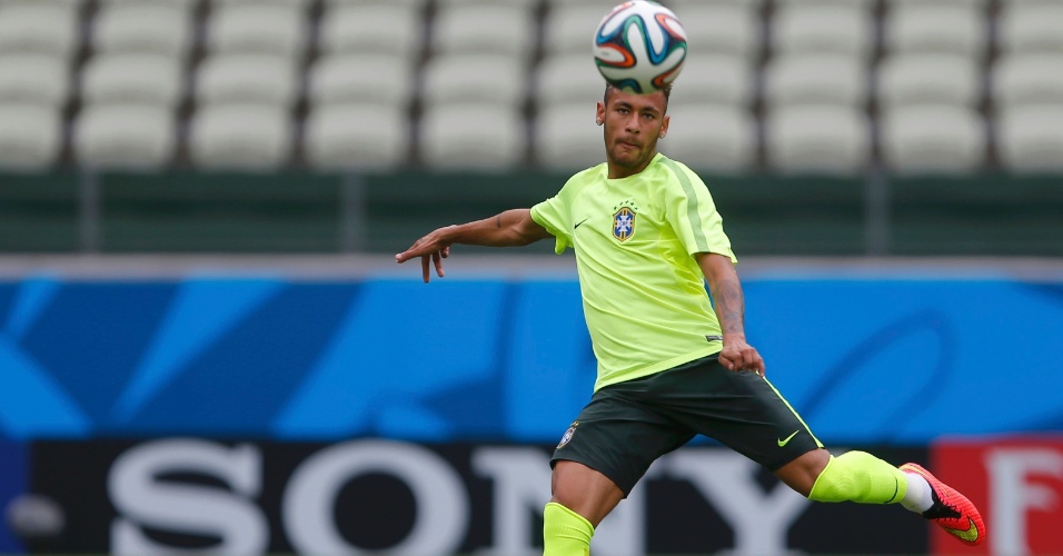 Neymar arma chute no treino da seleção brasileira