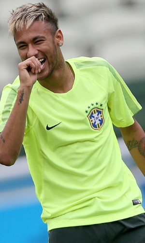 Neymar descontraído no treino da seleção brasileira em Fortaleza