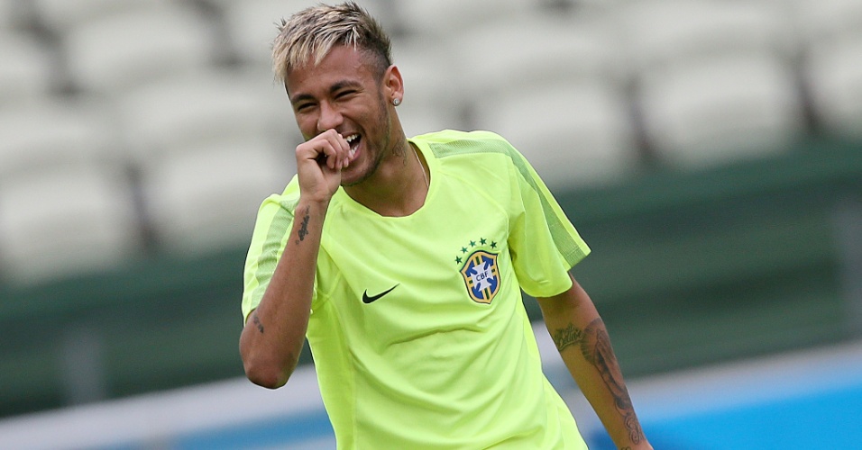 Neymar descontraído no treino da seleção brasileira em Fortaleza