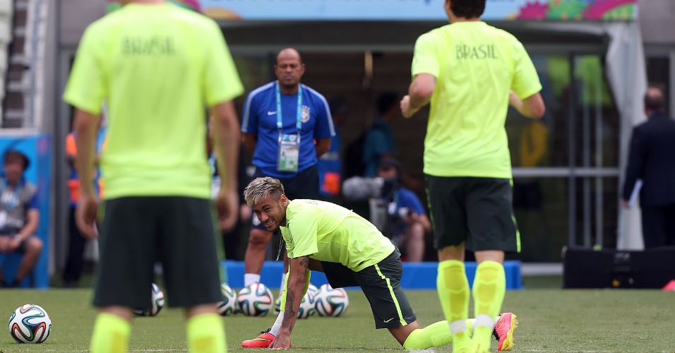 Neymar inicia alongamento no gramado do Castelão para o treino da seleção brasileira