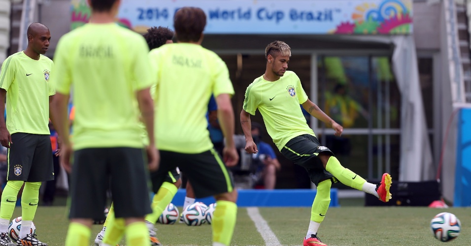 Neymar participa de primeira atividade com bola no treino do Brasil no Castelão