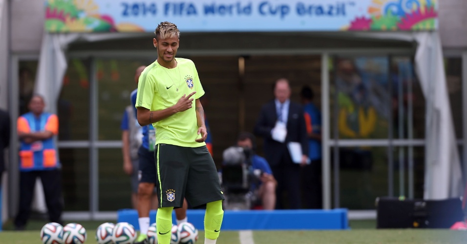 Neymar participa de treino da seleção brasileira em Fortaleza