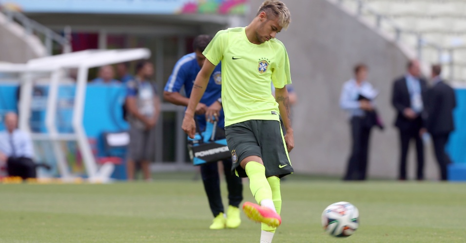 Neymar participa do treino do Brasil um dia antes da partida contra o México