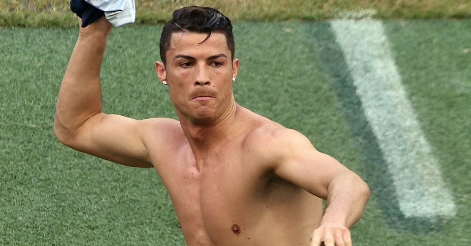 O atacante português Cristiano Ronaldo joga a camisa para os torcedores no jogo contra a Alemanha