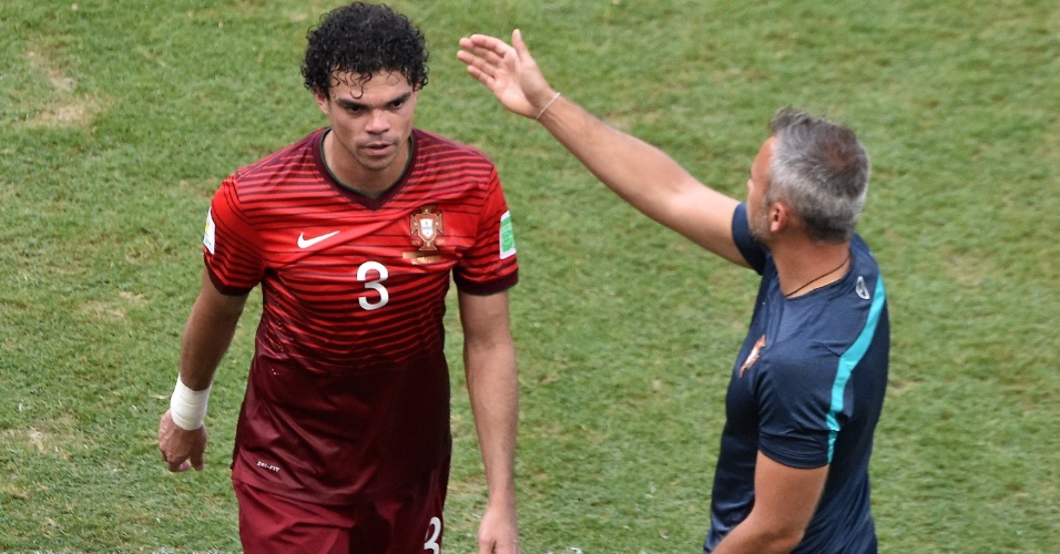 Paulo Bento, técnico de Portugal, cumprimenta Pepe após expulsão do zagueiro