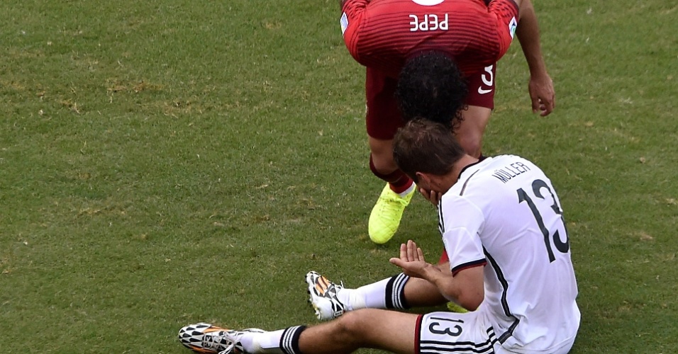 Pepe dá cabeçada em Thomas Müller e é expulso da partida de Portugal contra a Alemanha