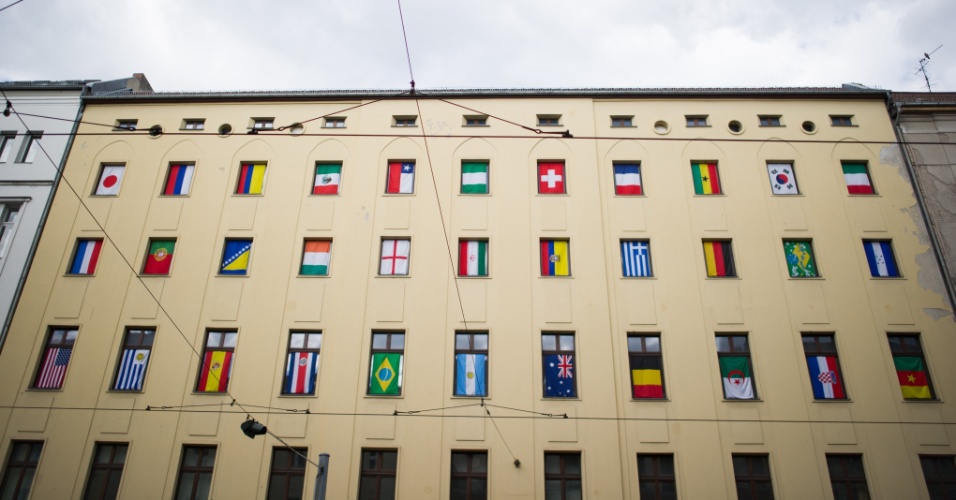 Prédio em Berlin exibe bandeiras de todos os 32 países participantes da Copa do Mundo