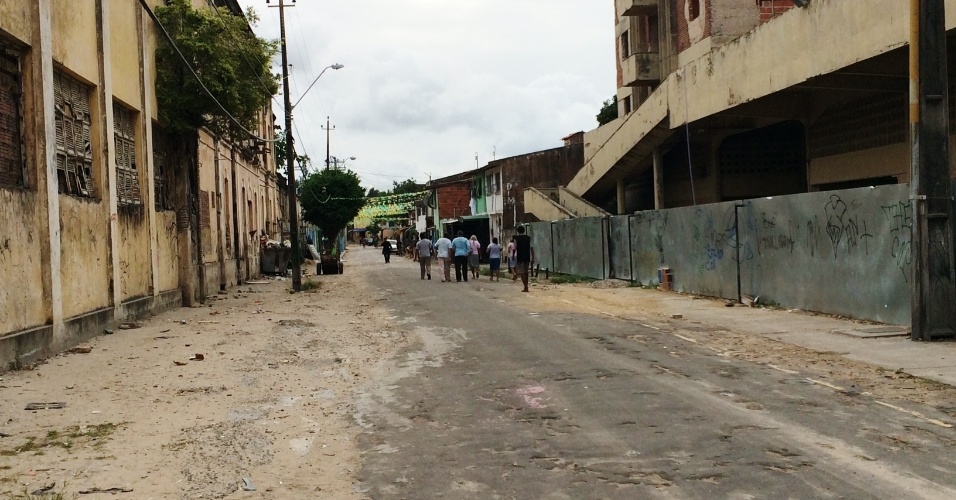 Rua em frente ao hotel da seleção sofre com tráfico de drogas, abandono, sujeira e prostituição infantil