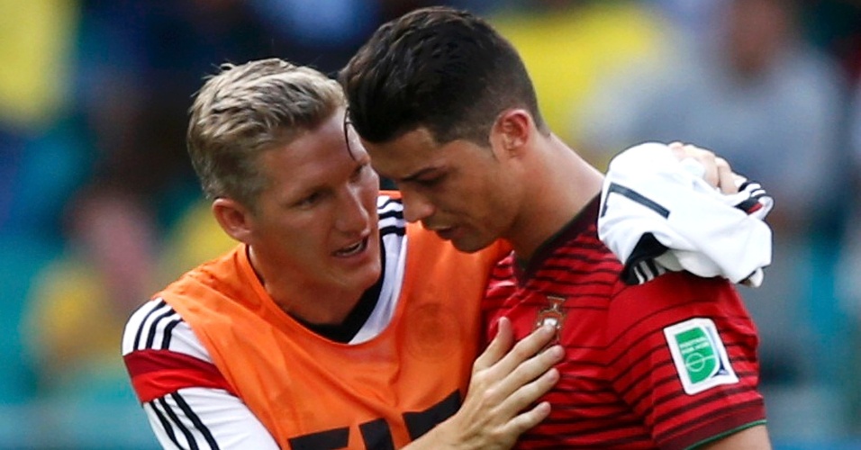 Schweinsteiger consola Cristiano Ronaldo após goleada por 4 a 0 da Alemanha sobre Portugal