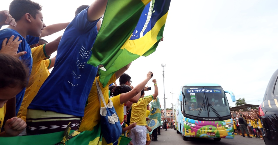 Seleção brasileira chega ao Castelão para treino na tarde desta segunda-feira