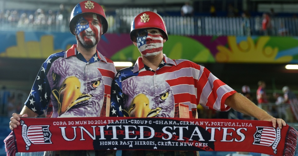 16.jun.2014 - "Soldados" americanos aguardam na arquibancada da Arena das Dunas o início da partida contra Gana
