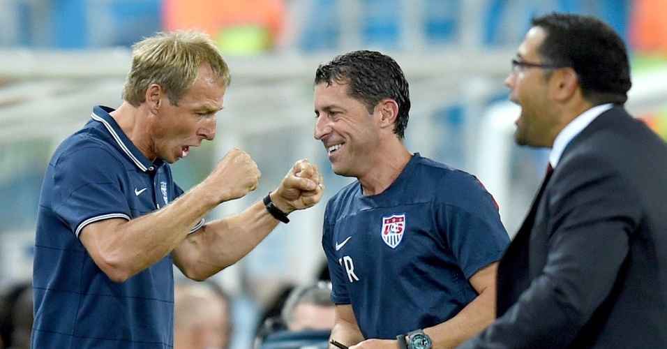 16.jun.2014 - Técnico dos EUA, Juergen Klinsmann, comemora após sua seleção abrir o placar contra Gana com menos de 30 segundos de jogo