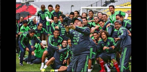 Técnico Miguel Herrera se prepara para mais uma selfie com equipe do México