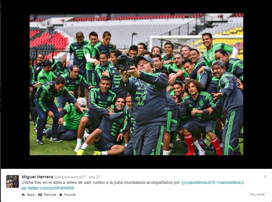 Técnico Miguel Herrera se prepara para mais uma selfie com equipe do México