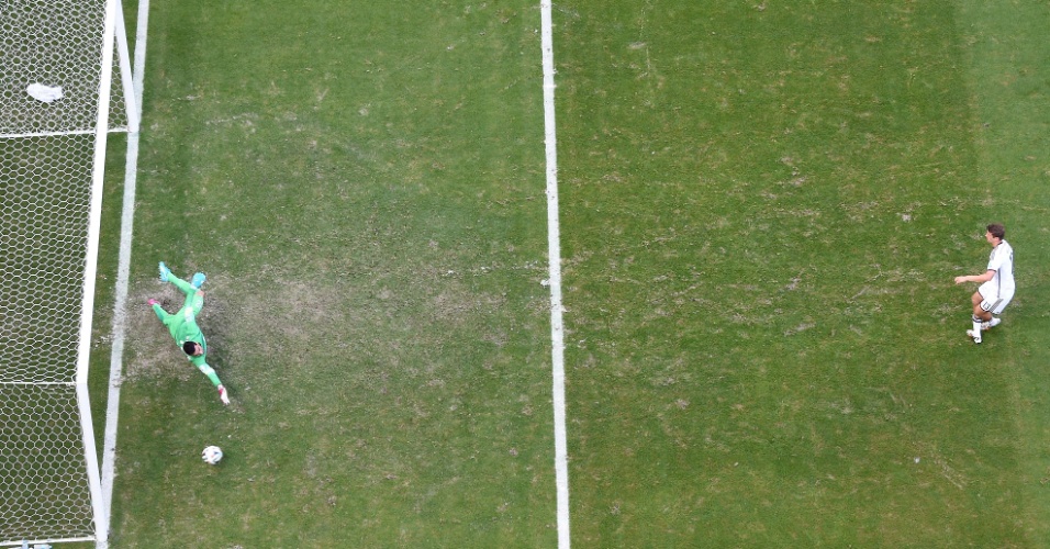 Thomas Müller cobra o pênalti no canto direito do goleiro Rui Patrício e abre o placar para a Alemanha contra Portugal