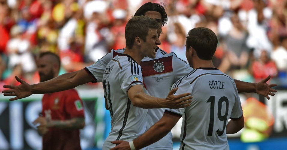 Thomas Muller comemora com os companheiros de time após abrir o placar de pênalti para a Alemanha na estreia da Copa do Mundo contra Portugal