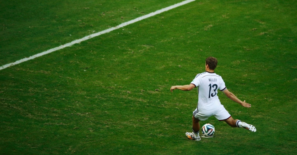 Thomas Müller cobra pênalti no canto para fazer 1 a 0 para a Alemanha sobre Portugal