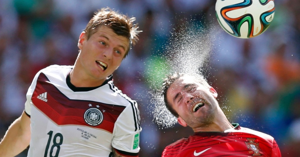 Toni Kroos e João Moutinho disputam bola de cabeça na partida entre Portugal e Alemanha; detalhe para a quantidade de suor que sai da cabeça do português