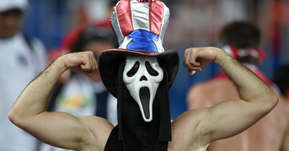 16.jun.2014 - Torcedor americano "fantasma" faz pose antes da partida contra Gana na Arena das Dunas