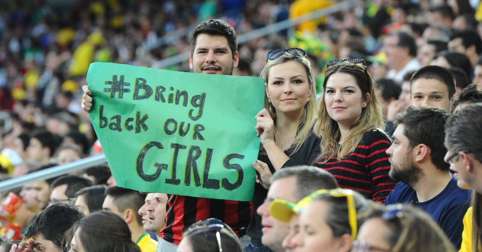 Torcedor leva cartaz com a frase "Bring back our girls", ou "Traga de volta nossas meninas", em referência às jovens sequestradas pelo grupo terrorista Boko Haram na Nigéria