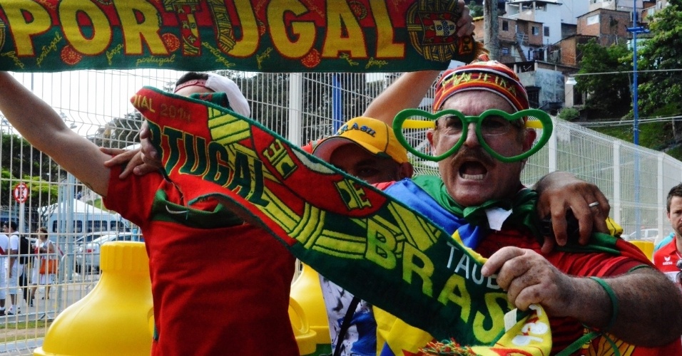 Torcedor português faz festa durante a chegada à Fonte Nova para a estreia na Copa