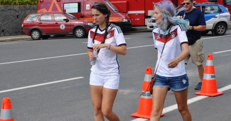 Torcedoras alemãs caminham até a Fonte Nova horas antes da partida contra Portugal