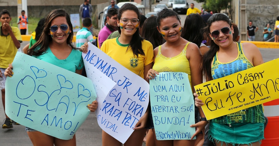 Torcedoras brasileiras mostram cartazes com mensagens aos jogadores do Brasil