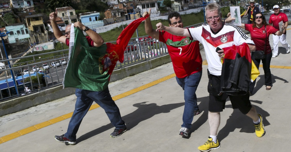 Torcedores alemães e portugueses caminham para a Arena Fonte Nova, onde Alemanha e Portugal se enfrentam pelo Grupo G