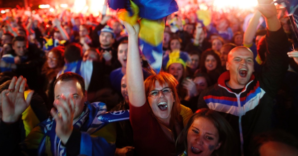 Torcedores da Bósnia fazem muita festa em Sarajevo, capital do país, durante jogo contra a Argentina