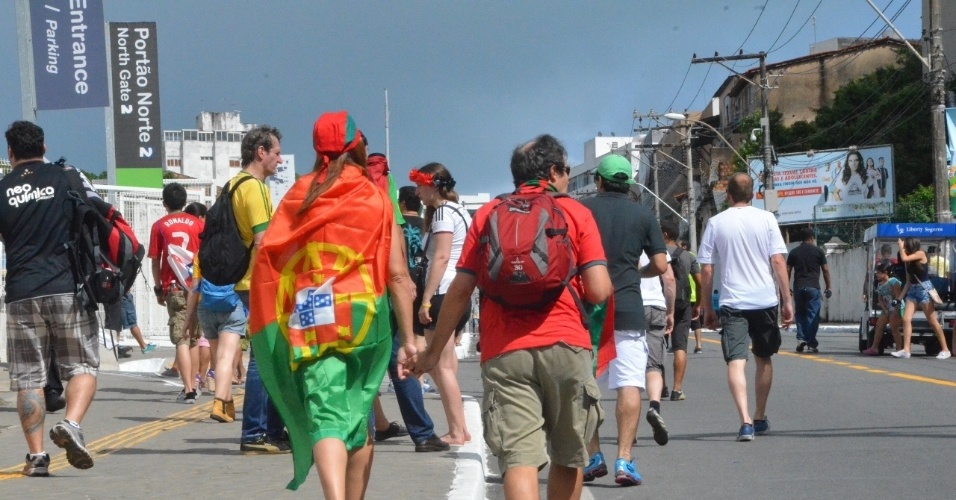 Torcedores de Portugal caminham pelas ruas próximas à Fonte Nova antes da estreia contra a Alemanha