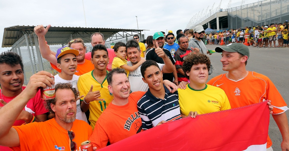 Torcedores do Brasil se aglomeram nos arredores do Castelão antes de treino da seleção