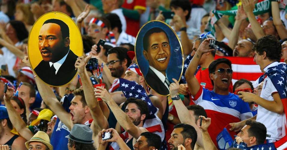 16.jun.2014 - Torcedores dos EUA levam imagens de Martin Luther King Jr e Barack Obama à Arena das Dunas