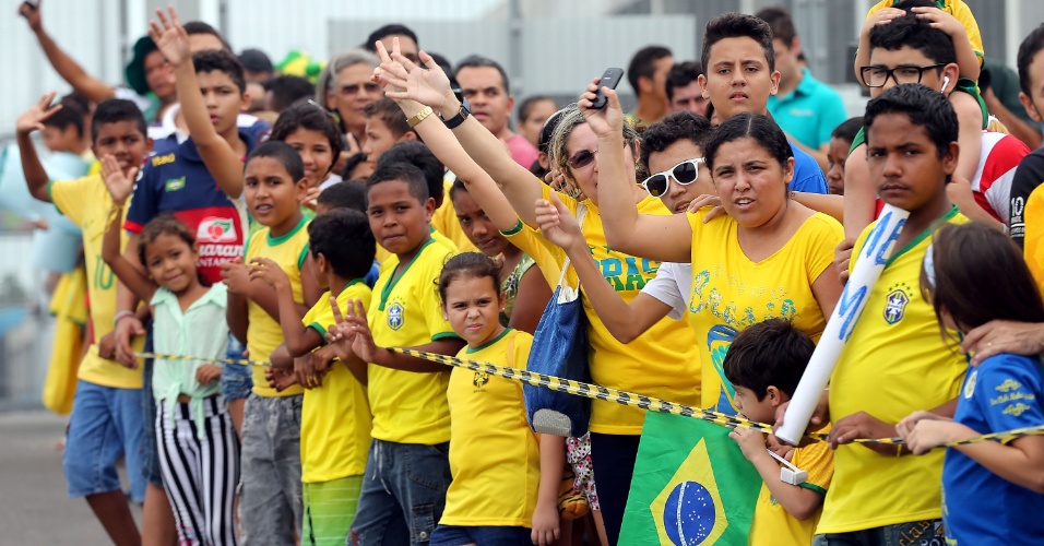 Torcida se junta próximo ao cordão de isolamento montado pela polícia em busca de contato mais próximo com os jogadores da seleção brasileira