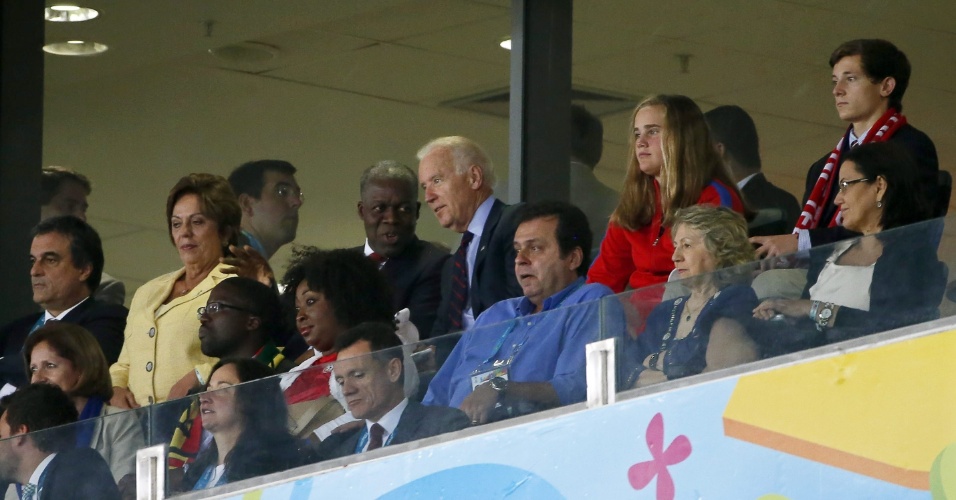 16.jun.2014 - Vice-presidente dos EUA, Joe Biden, acompanha a estreia da seleção na Copa do Mundo, contra Gana
