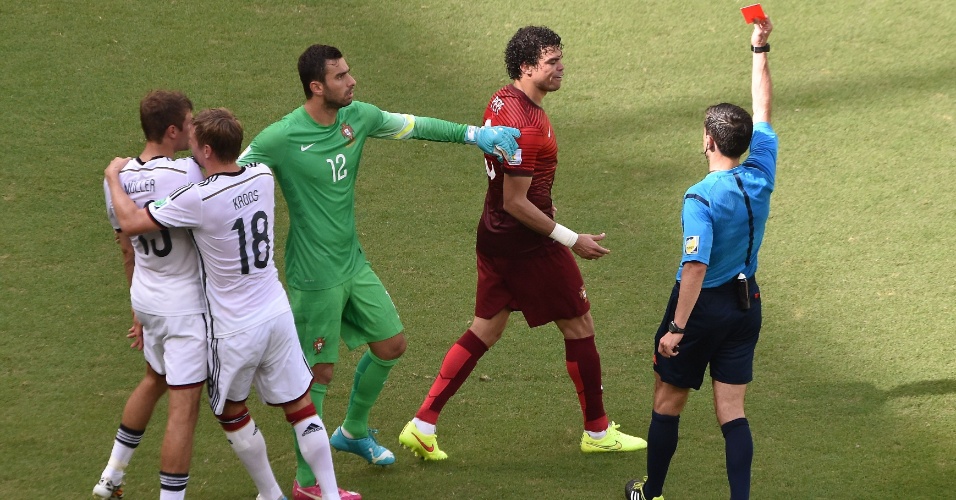 Zagueiro Pepe leva o cartão vermelho após agredir Thomas Müller no duelo entre Alemanha e Portugal