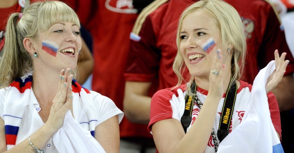 17.jun.2014 - Apesar do fraco primeiro tempo, essas torcedoras russas continuaram empolgadas na Arena Pantanal, em Cuiabá